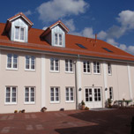 Das Gästehaus befindet sich im rückwärtigen Bereich unseres Restaurants, sehr ruhig am großen Marktplatz von Bad Bramstedt gelegen.